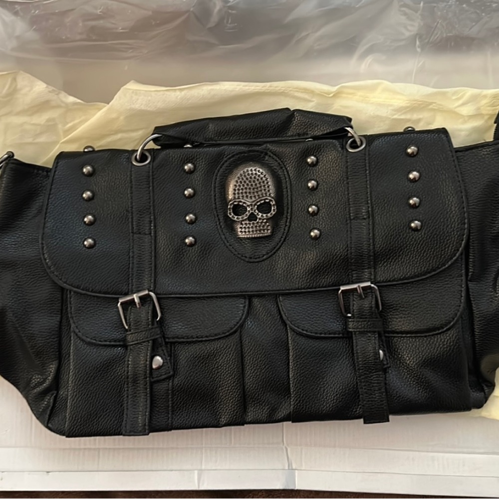Beautiful skull purse very detailed with stones snaps extra pockets, BRAND NEW